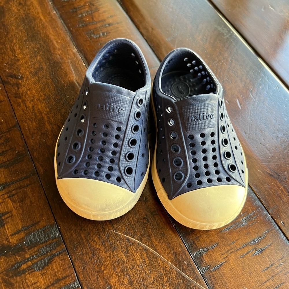 Native blue shoes in GUC